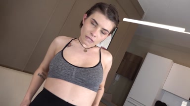 Doppelte Analpenetration und vier große Schwänze für die süße Wild Frida