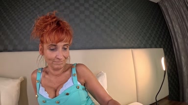 Rothaarige Oma benutzt ihren schönen Glasdildo zum Masturbieren