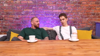 Monika Foxxx wurde in der Küche von zwei Freunden gefickt, weil es kein gekochtes Hühnchen gab