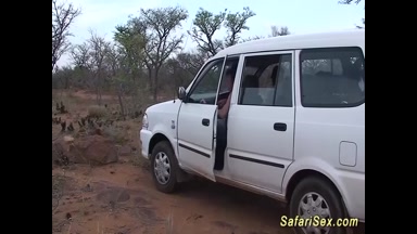 Massive Gesichtsbehandlung an einem afrikanischen Babe